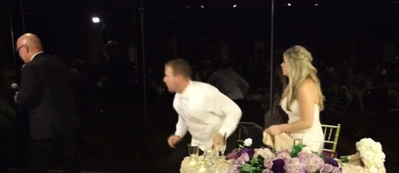 عريس يتحول الى بطل وينقذ احدى مدعواته من الموت صورة رقم 2