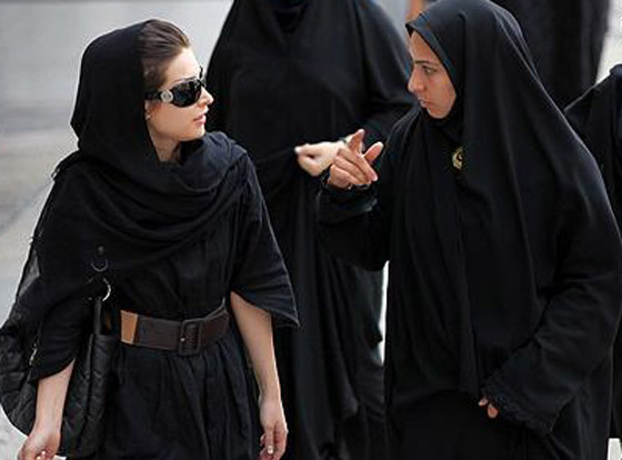 ارتداء ايرانيتين الحجاب بشكل سيء يكلفهما غرامة باهظة صورة رقم 3