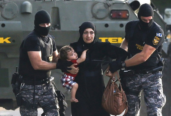 دخول 1300 مهاجر من كرواتيا الى صربيا بعد صدامات عنيفة صورة رقم 6