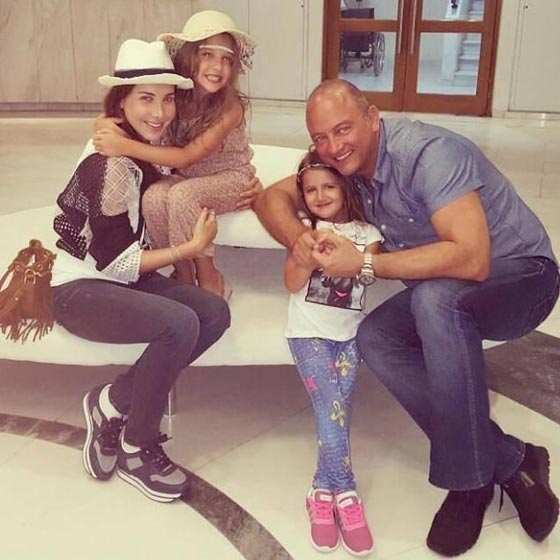 صور نانسي عجرم مع زوجها وابنتيها ايلا وميلا بدون فوتوشوب صورة رقم 2