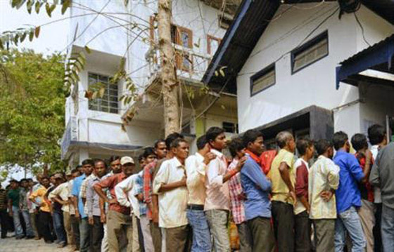 2.3 مليون هندي بينهم 200 دكتور يتنافسون على وظيفة (فرّاش)! صورة رقم 1