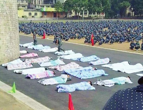 صور طلاب في الصين يتلقون اقسى العقابات لعدم ترتيب غرفهم! صورة رقم 2