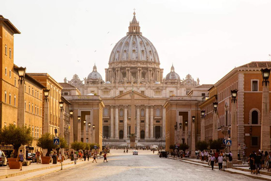  الفاتيكان يستقبل أسرة لاجئة من الحرب في سوريا صورة رقم 1