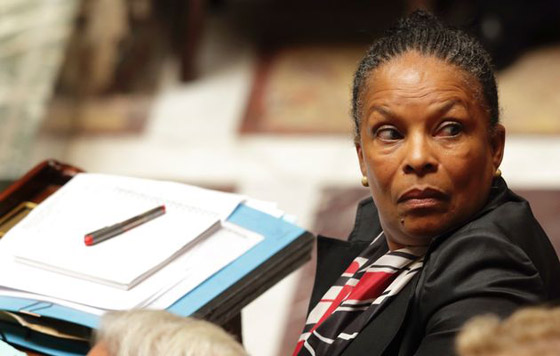 تغريم مجلة فرنسية شبّهت وزيرة العدل سوداء البشرة بالقرد صورة رقم 3 تغريم مجلة فرنسية شبّهت وزيرة العدل سوداء البشرة بالقرد صورة رقم 3