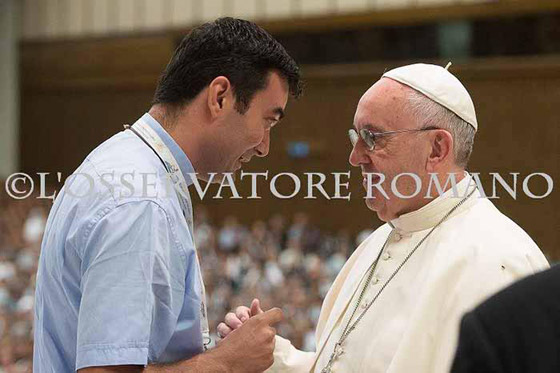  فيديو البابا يفاجئ العالم وينهض لمعانقة كاهن سوري اهداه رصاصة من الحرب صورة رقم 3