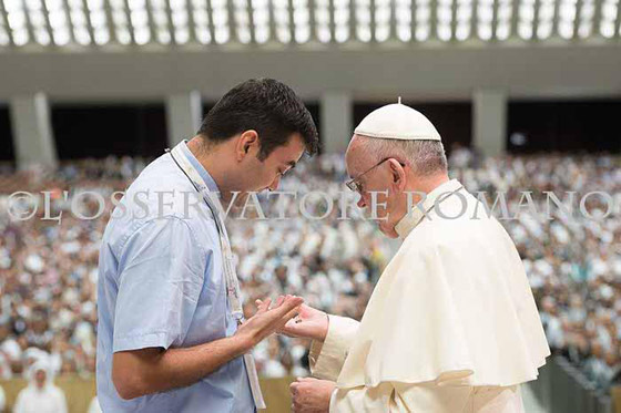  فيديو البابا يفاجئ العالم وينهض لمعانقة كاهن سوري اهداه رصاصة من الحرب صورة رقم 4