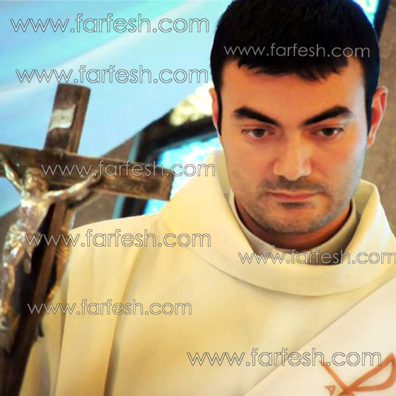  فيديو البابا يفاجئ العالم وينهض لمعانقة كاهن سوري اهداه رصاصة من الحرب صورة رقم 5