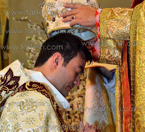  فيديو البابا يفاجئ العالم وينهض لمعانقة كاهن سوري اهداه رصاصة من الحرب صورة رقم 6