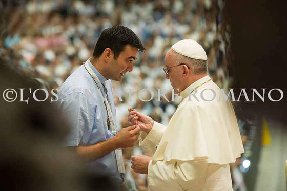  فيديو البابا يفاجئ العالم وينهض لمعانقة كاهن سوري اهداه رصاصة من الحرب صورة رقم 2