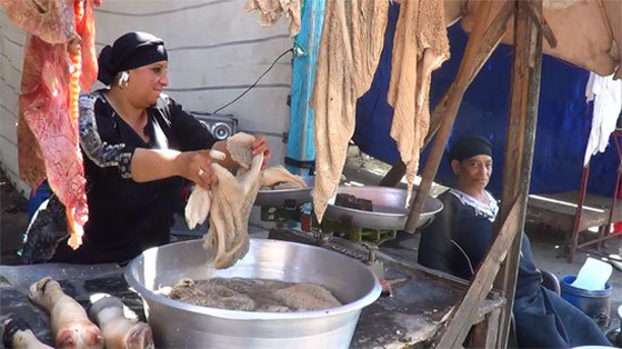 مصريتان تعملان بالجزارة وتثبتان ان هذه المهنة للنساء ايضا صورة رقم 6