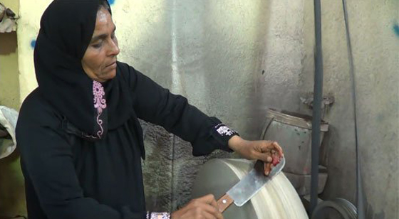 مصريتان تعملان بالجزارة وتثبتان ان هذه المهنة للنساء ايضا صورة رقم 1