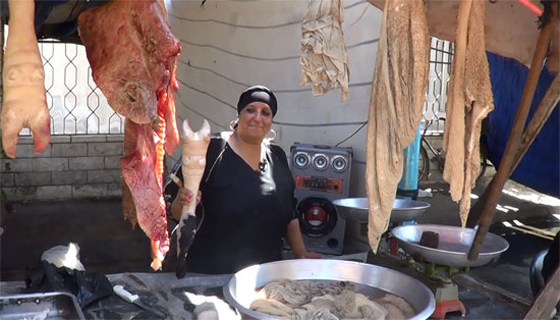 مصريتان تعملان بالجزارة وتثبتان ان هذه المهنة للنساء ايضا صورة رقم 2