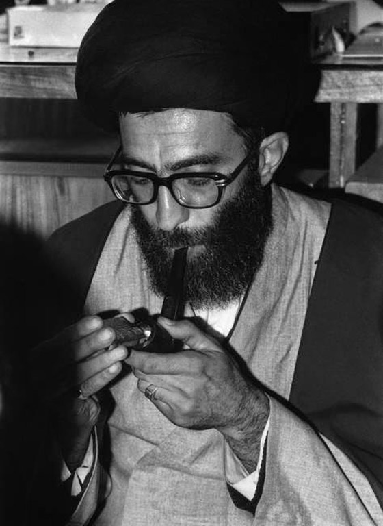 المرشد الايراني من علبة السجائر الى الغليون.. قصة مثيرة صورة رقم 3 المرشد الايراني من علبة السجائر الى الغليون.. قصة مثيرة صورة رقم 3