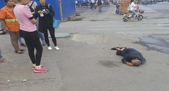 دعوى قضائية ضد شاب صوّر عجوزا ينزف قبل مساعدته صورة رقم 1 دعوى قضائية ضد شاب صوّر عجوزا ينزف قبل مساعدته صورة رقم 1