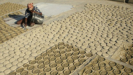 فطائر الطين في الدول الفقيرة لتدريب المعدة على هضم الحجارة صورة رقم 2 فطائر الطين في الدول الفقيرة لتدريب المعدة على هضم الحجارة صورة رقم 2