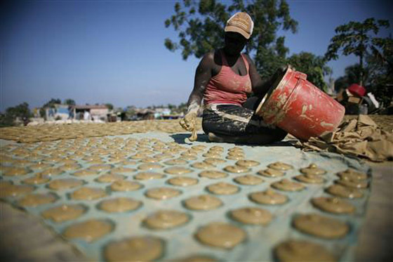 فطائر الطين في الدول الفقيرة لتدريب المعدة على هضم الحجارة صورة رقم 3 فطائر الطين في الدول الفقيرة لتدريب المعدة على هضم الحجارة صورة رقم 3