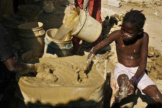 فطائر الطين في الدول الفقيرة لتدريب المعدة على هضم الحجارة صورة رقم 1 فطائر الطين في الدول الفقيرة لتدريب المعدة على هضم الحجارة صورة رقم 1