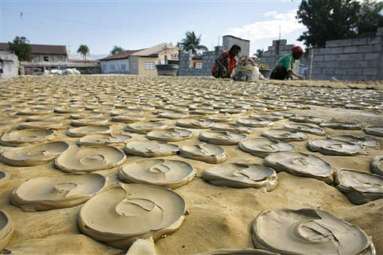 فطائر الطين في الدول الفقيرة لتدريب المعدة على هضم الحجارة صورة رقم 6 فطائر الطين في الدول الفقيرة لتدريب المعدة على هضم الحجارة صورة رقم 6