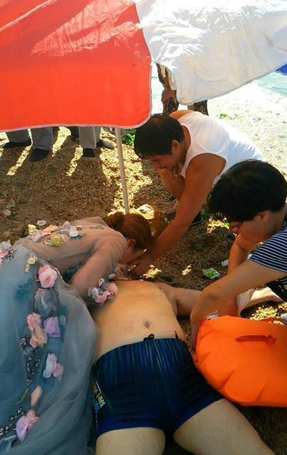 قصة بالصور.. عروس صينية تضرب مثلا في الانسانية وتنقذ غريقا صورة رقم 3