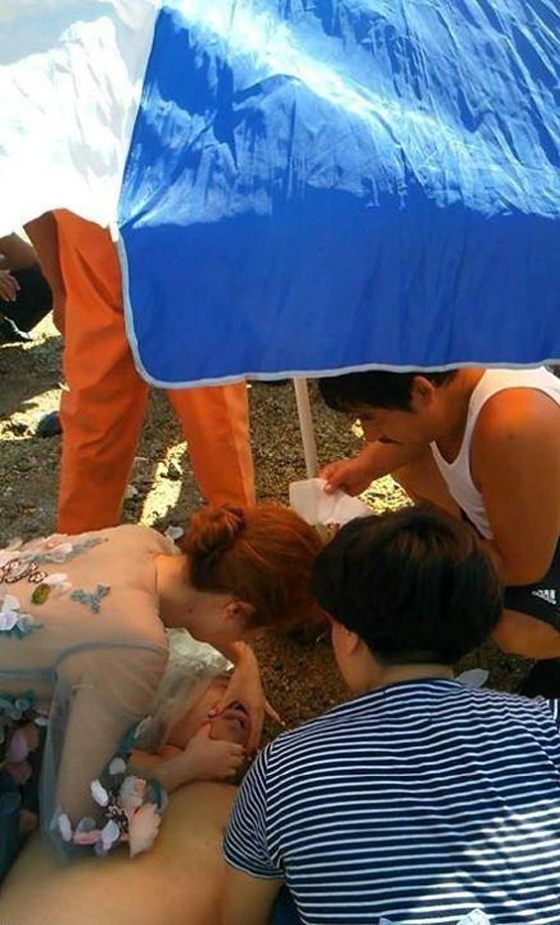 قصة بالصور.. عروس صينية تضرب مثلا في الانسانية وتنقذ غريقا صورة رقم 4