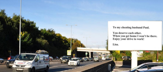 امراة تفضح خيانة زوجها لها باعلان عملاق في شارع مزدحم صورة رقم 1