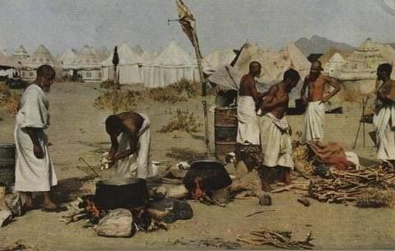 صور قديمة لشعائر الحج: تدخين الشيشة والطهو في أوانٍ كبيرة   صورة رقم 3