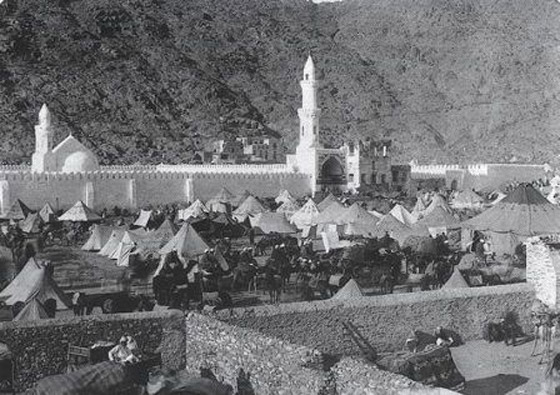 صور قديمة لشعائر الحج: تدخين الشيشة والطهو في أوانٍ كبيرة   صورة رقم 9