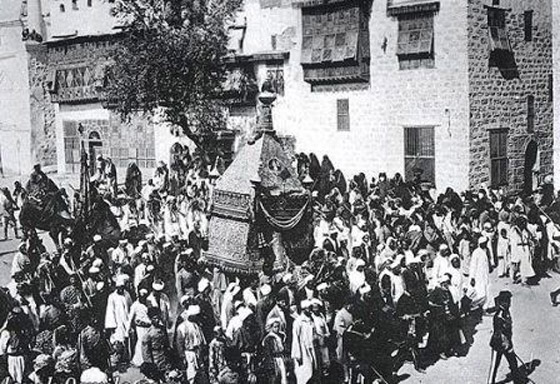 صور قديمة لشعائر الحج: تدخين الشيشة والطهو في أوانٍ كبيرة   صورة رقم 8