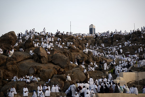 ضيوف الرحمن يرمون الشيطان بجمرات الايمان صورة رقم 1