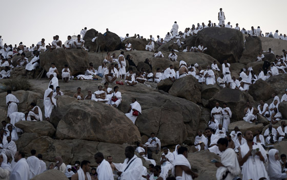 ضيوف الرحمن يرمون الشيطان بجمرات الايمان صورة رقم 2