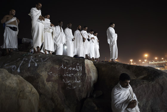 ضيوف الرحمن يرمون الشيطان بجمرات الايمان صورة رقم 4
