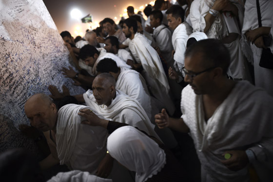 ضيوف الرحمن يرمون الشيطان بجمرات الايمان صورة رقم 7