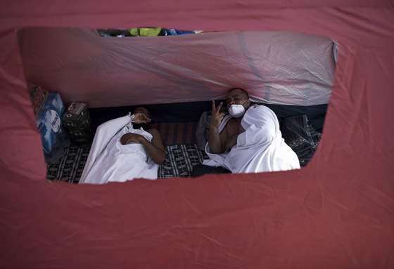 ضيوف الرحمن يرمون الشيطان بجمرات الايمان صورة رقم 5