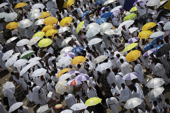 ضيوف الرحمن يرمون الشيطان بجمرات الايمان صورة رقم 9