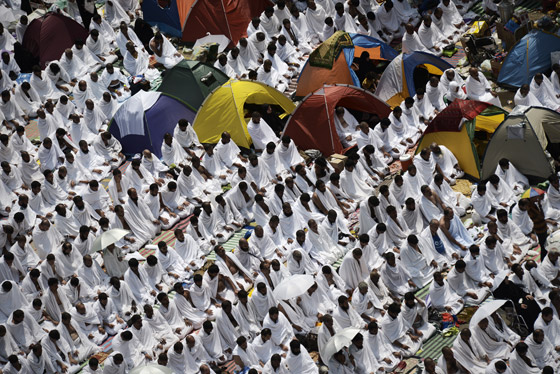 ضيوف الرحمن يرمون الشيطان بجمرات الايمان صورة رقم 11