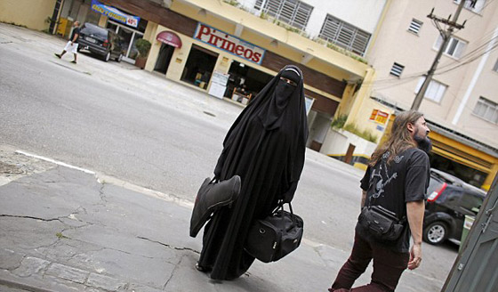 صور فنانة مسلمة عازفة جيتار ترتدى النقاب في حفلاتها: الاسلام ديني والموسيقى مهنتي صورة رقم 8