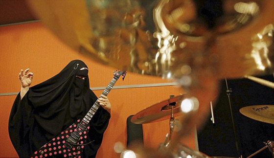 صور فنانة مسلمة عازفة جيتار ترتدى النقاب في حفلاتها: الاسلام ديني والموسيقى مهنتي صورة رقم 12