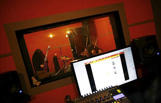 صور فنانة مسلمة عازفة جيتار ترتدى النقاب في حفلاتها: الاسلام ديني والموسيقى مهنتي صورة رقم 14