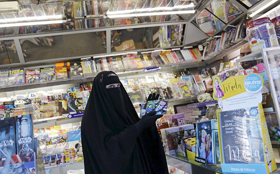 صور فنانة مسلمة عازفة جيتار ترتدى النقاب في حفلاتها: الاسلام ديني والموسيقى مهنتي صورة رقم 10