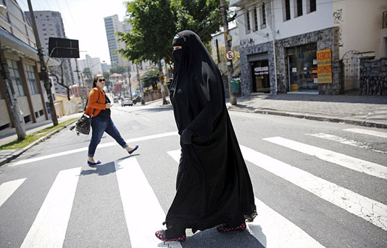 صور فنانة مسلمة عازفة جيتار ترتدى النقاب في حفلاتها: الاسلام ديني والموسيقى مهنتي صورة رقم 9