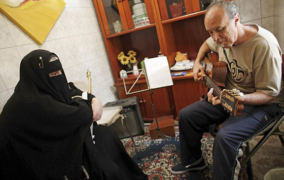 صور فنانة مسلمة عازفة جيتار ترتدى النقاب في حفلاتها: الاسلام ديني والموسيقى مهنتي صورة رقم 7