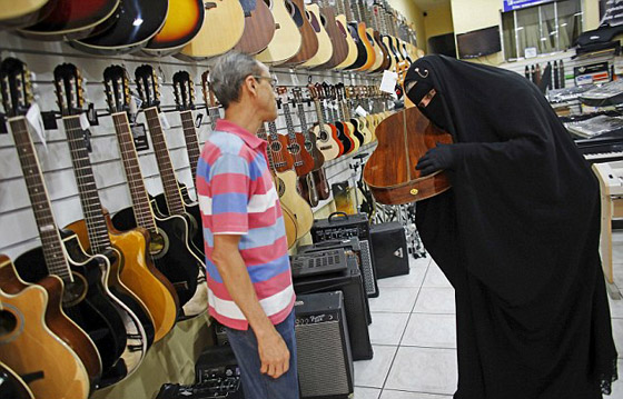 صور فنانة مسلمة عازفة جيتار ترتدى النقاب في حفلاتها: الاسلام ديني والموسيقى مهنتي صورة رقم 6