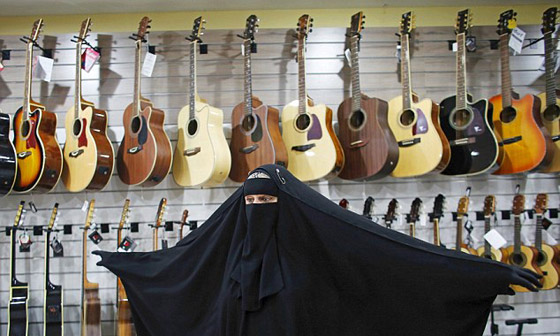 صور فنانة مسلمة عازفة جيتار ترتدى النقاب في حفلاتها: الاسلام ديني والموسيقى مهنتي صورة رقم 5