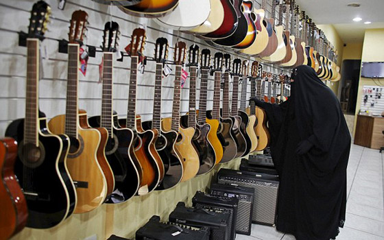 صور فنانة مسلمة عازفة جيتار ترتدى النقاب في حفلاتها: الاسلام ديني والموسيقى مهنتي صورة رقم 4