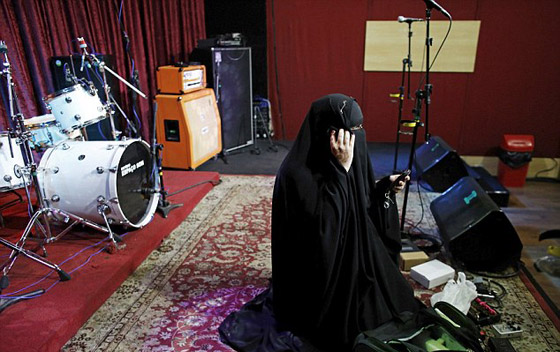 صور فنانة مسلمة عازفة جيتار ترتدى النقاب في حفلاتها: الاسلام ديني والموسيقى مهنتي صورة رقم 15