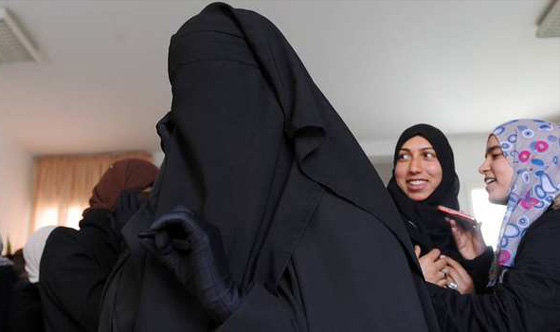 مُدرّسة تونسية مهددة بالطرد من عملها.. بسبب نقابها صورة رقم 1