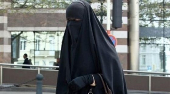 مُدرّسة تونسية مهددة بالطرد من عملها.. بسبب نقابها صورة رقم 3