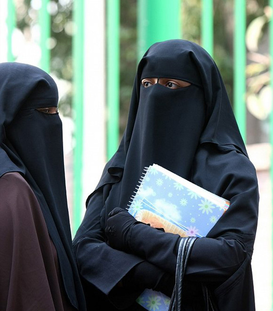 مُدرّسة تونسية مهددة بالطرد من عملها.. بسبب نقابها صورة رقم 2