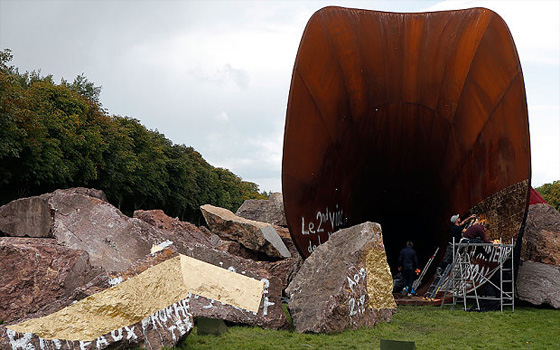 باريس: تغطية عبارت معادية للسامية على عمل فني.. بالذهب  صورة رقم 3