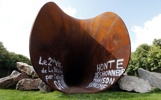 باريس: تغطية عبارت معادية للسامية على عمل فني.. بالذهب  صورة رقم 2